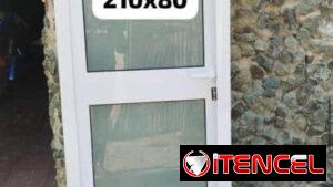 Puertas de aluminio con cristal. A la medida del cliente