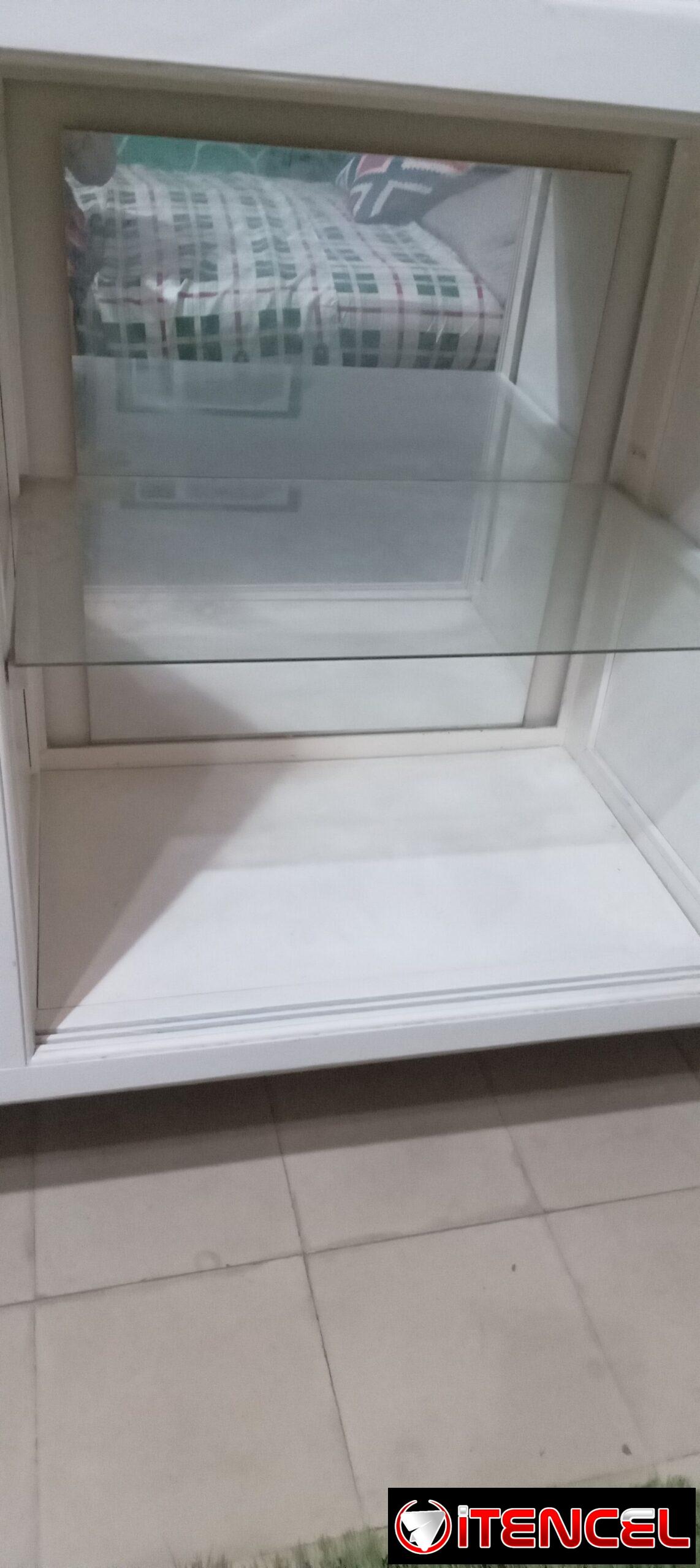 EXCELENTE APARADOR DE MADERA BUENA PINTADO EN BLANCO