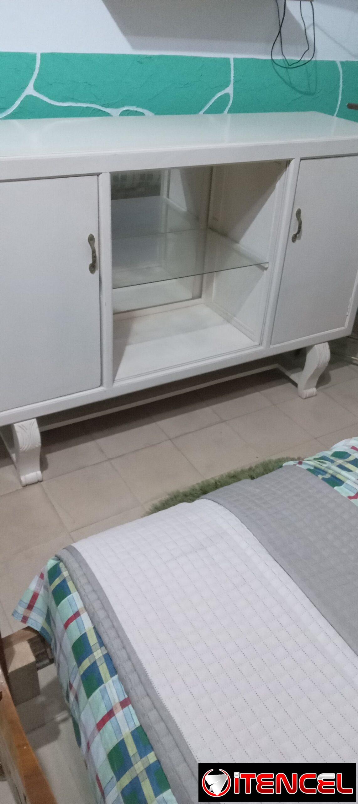 EXCELENTE APARADOR DE MADERA BUENA PINTADO EN BLANCO