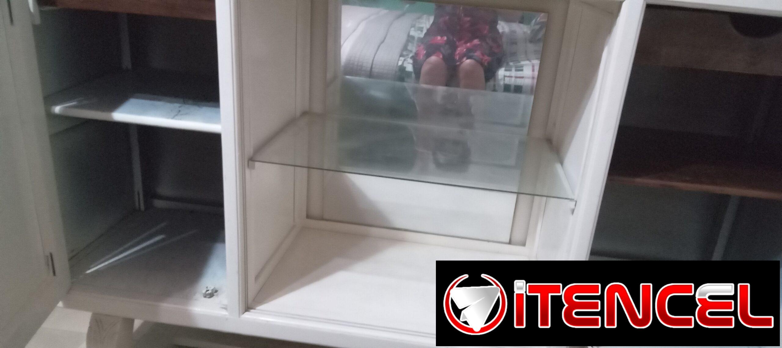 EXCELENTE APARADOR DE BUENA MADERA