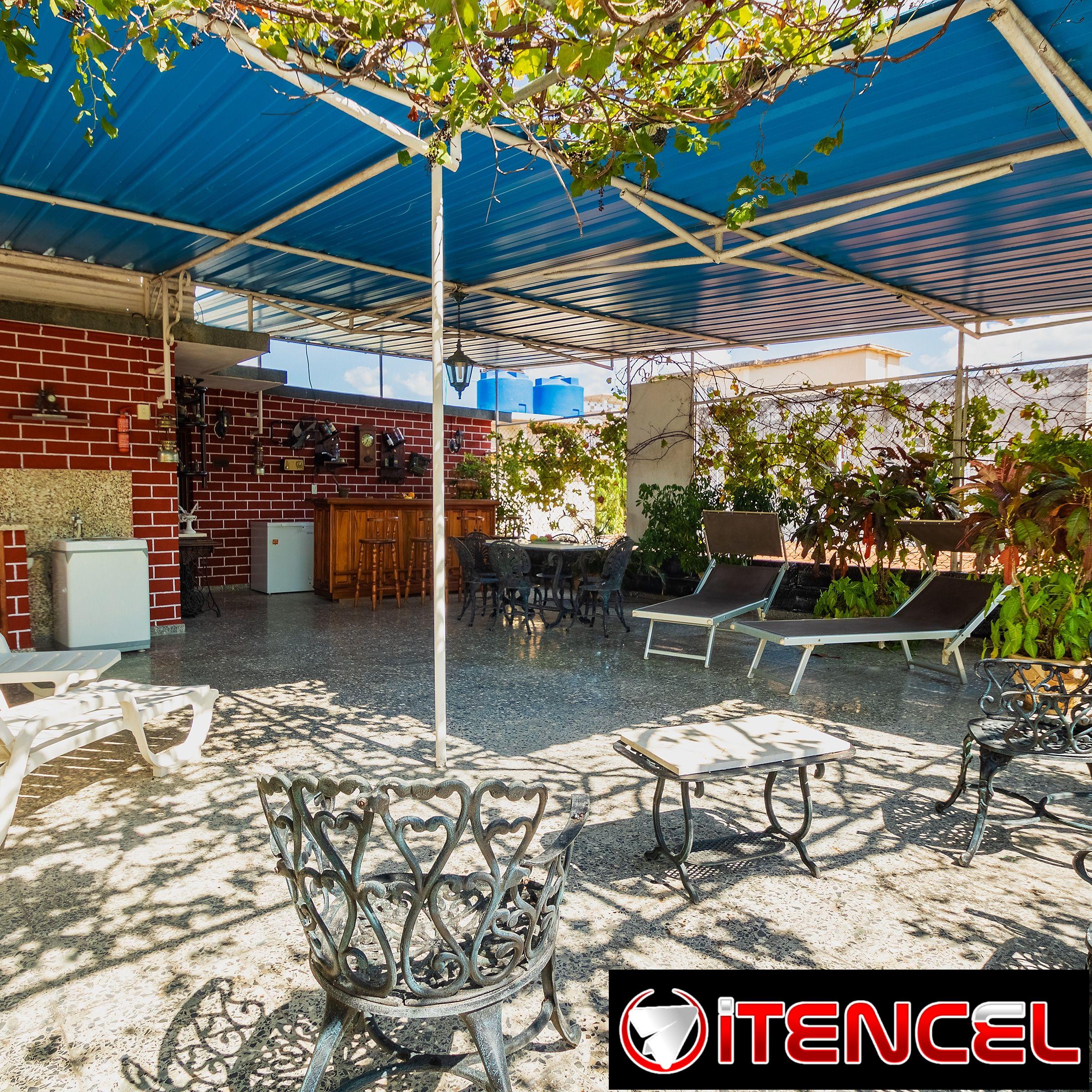 MAGNÍFICA CASA DE RENTA INDEPENDIENTE EN MIRAMAR PLAYA TRES HABITACIONES TRES BAÑOS COCINA GARAJE TERRAZA PORTAL