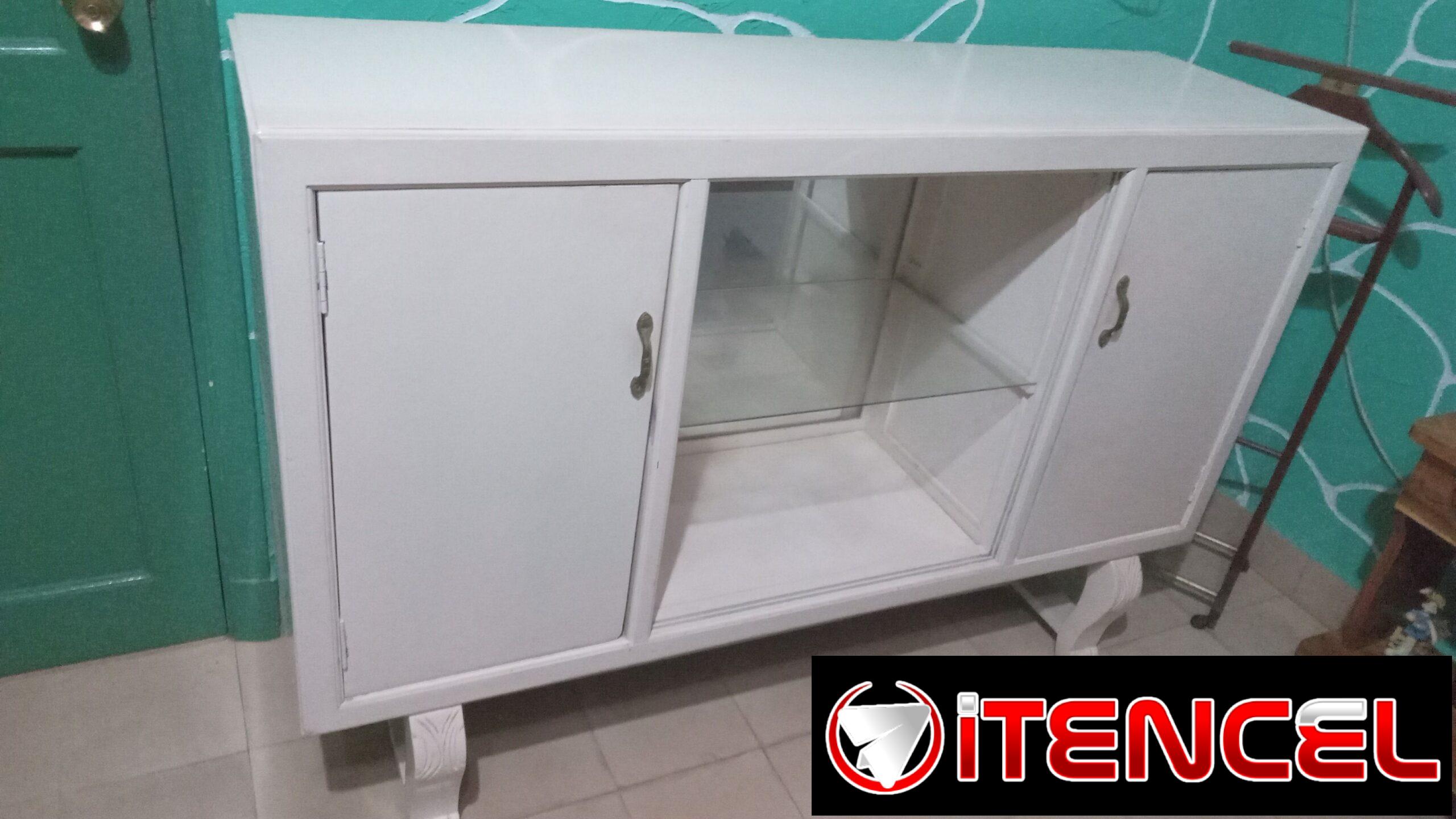 EXCELENTE APARADOR DE MADERA BUENA PINTADO EN BLANCO