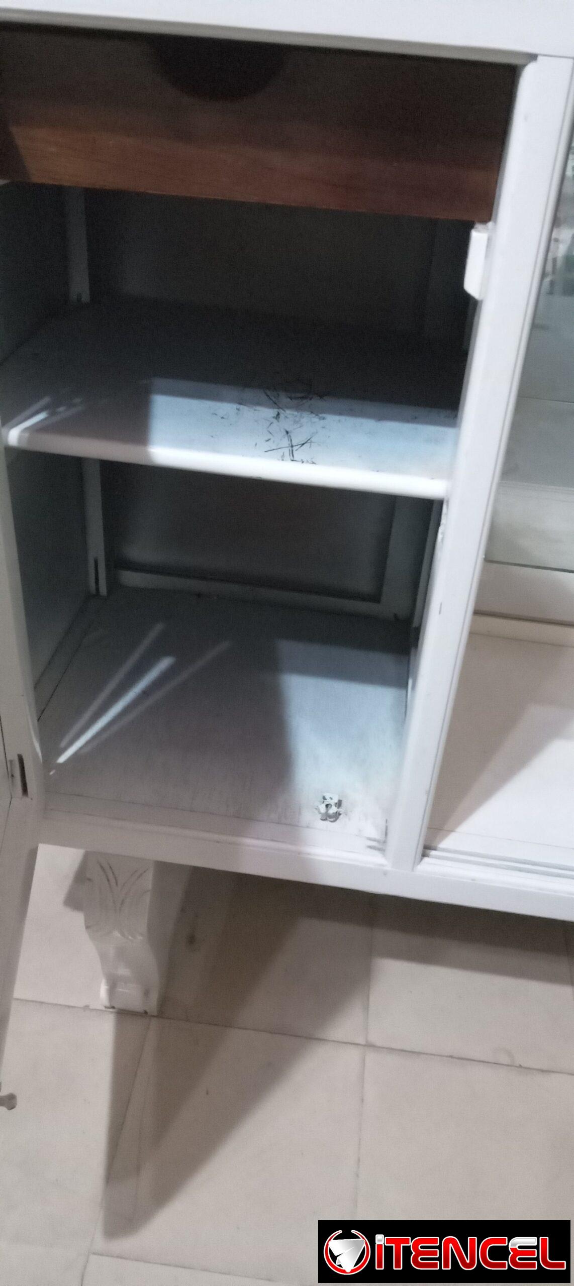 EXCELENTE APARADOR DE MADERA BUENA PINTADO EN BLANCO