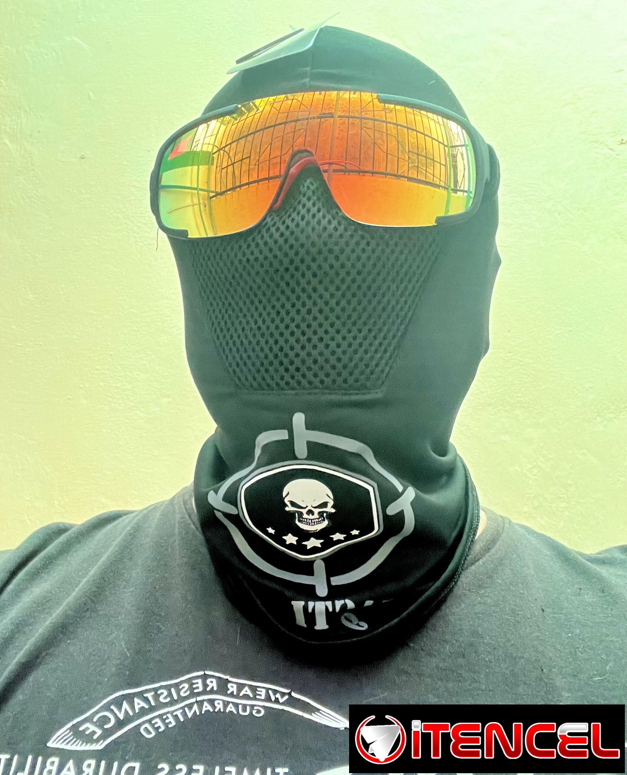 Pasamontañas negros y gafas deportivas para motoristas y ciclistas