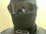 Pasamontañas negros y gafas deportivas para motoristas y ciclistas