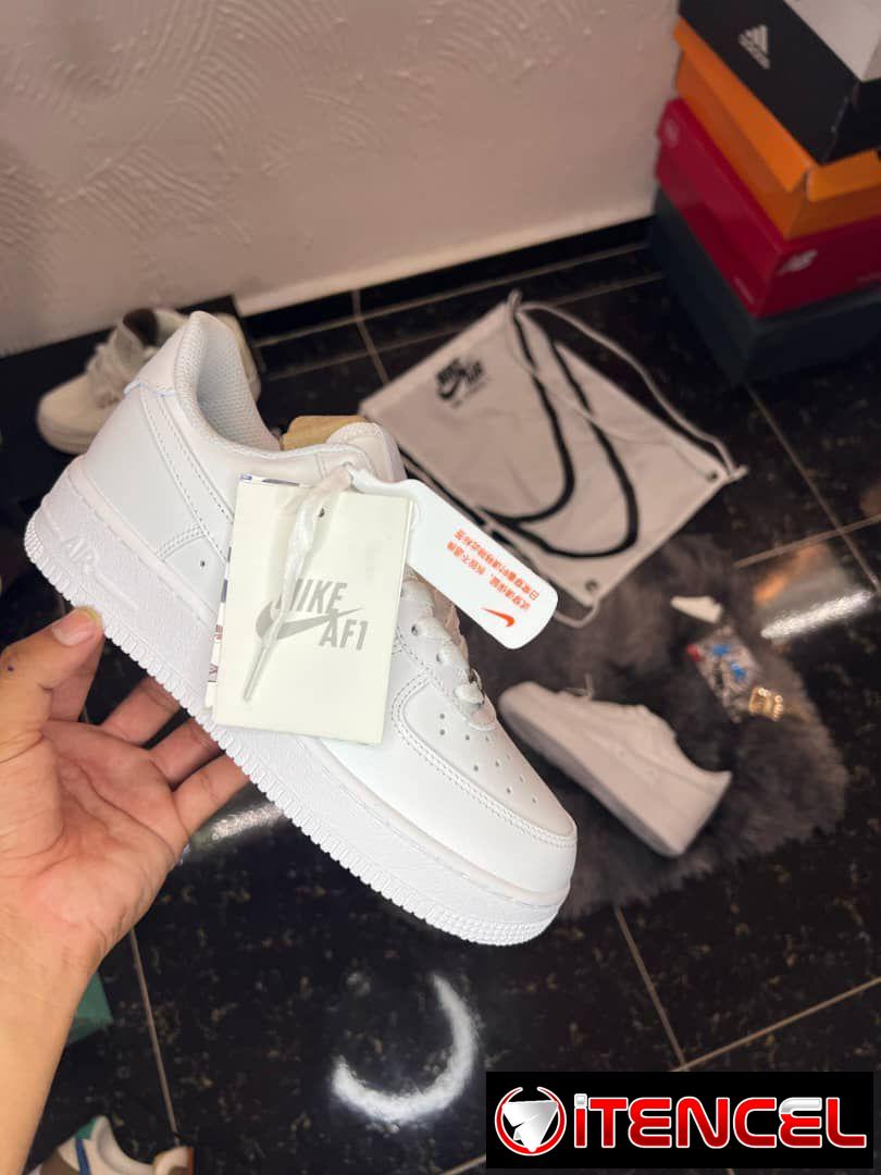 🤩*AIR FORCE ONE BLANCA*🤩 🔥*36 al 43*🔥 *14500 CALIDAD G5* Incluye llaveros, mochila Nike *FOTO REAL*