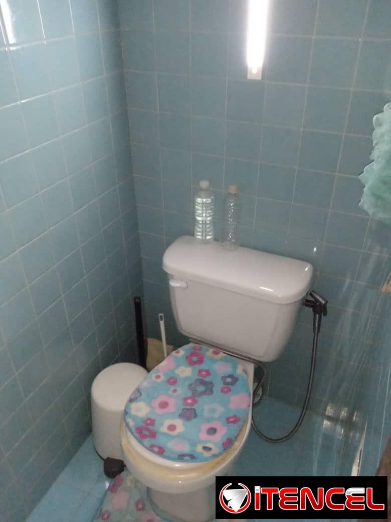 vendo apto en el vedado de 2/4 primer piso con balcón a la calle cerca de 26 y 25