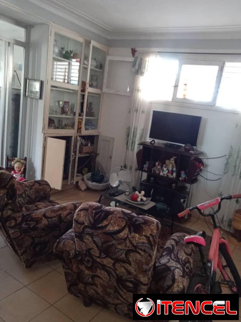 vendo apto en el vedado de 2/4 primer piso con balcón a la calle cerca de 26 y 25