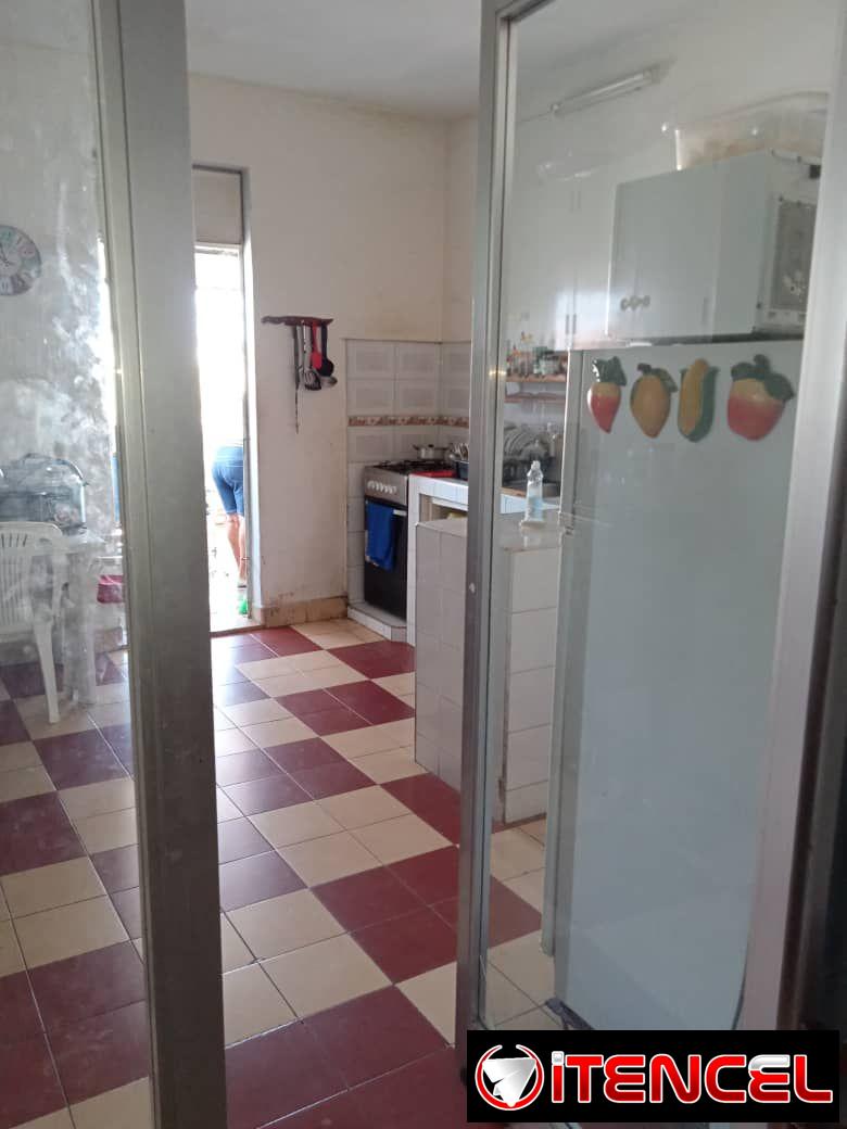 vendo apto en el vedado de 2/4 primer piso con balcón a la calle cerca de 26 y 25