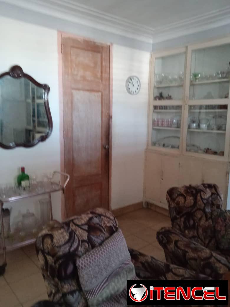 vendo apto en el vedado de 2/4 primer piso con balcón a la calle cerca de 26 y 25