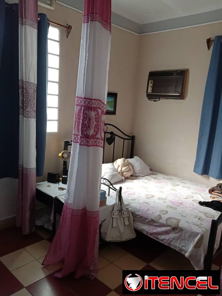 vendo apto en el vedado de 2/4 primer piso con balcón a la calle cerca de 26 y 25