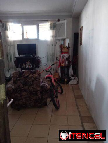 vendo apto en el vedado de 2/4 primer piso con balcón a la calle cerca de 26 y 25