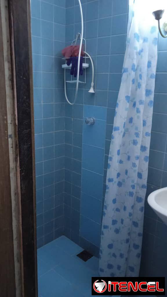 vendo apto en el vedado de 2/4 primer piso con balcón a la calle cerca de 26 y 25