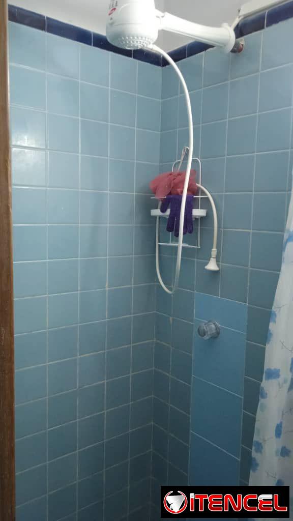 vendo apto en el vedado de 2/4 primer piso con balcón a la calle cerca de 26 y 25