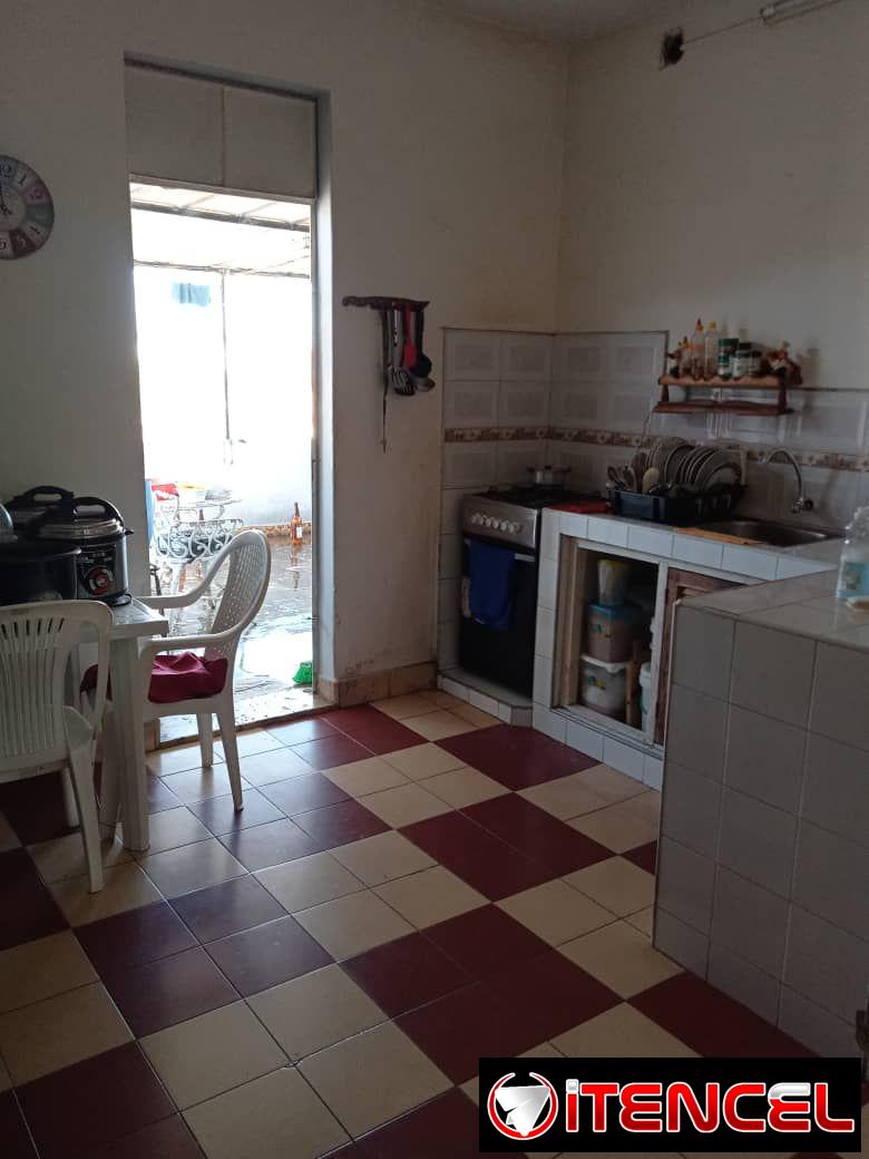 vendo apto en el vedado de 2/4 primer piso con balcón a la calle cerca de 26 y 25