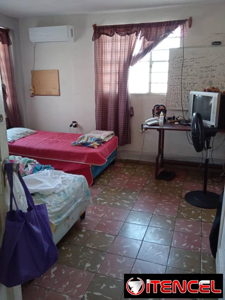 vendo apto en el vedado de 2/4 primer piso con balcón a la calle cerca de 26 y 25