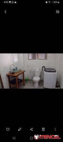 vendo casa puerta calle de 2)4 en placa Intermedia y otro en bajo placa libre gas de la calle
