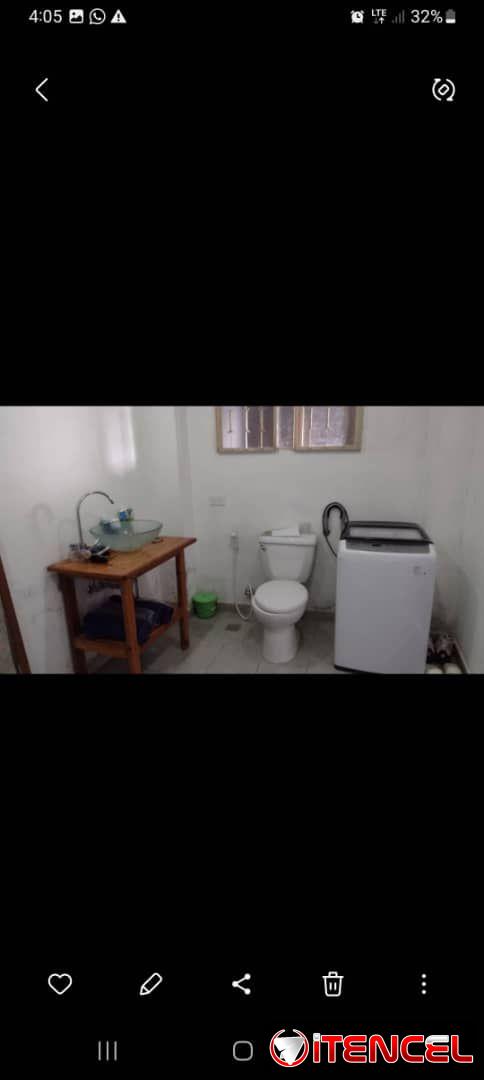 vendo casa puerta calle de 2)4 en placa Intermedia y otro en bajo placa libre gas de la calle