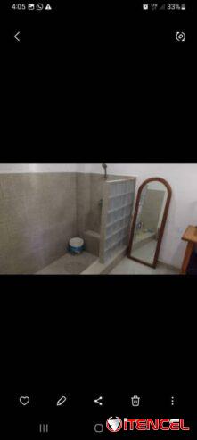 vendo casa puerta calle de 2)4 en placa Intermedia y otro en bajo placa libre gas de la calle