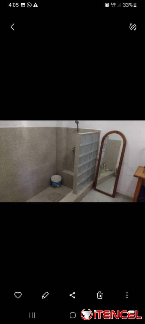 vendo casa puerta calle de 2)4 en placa Intermedia y otro en bajo placa libre gas de la calle