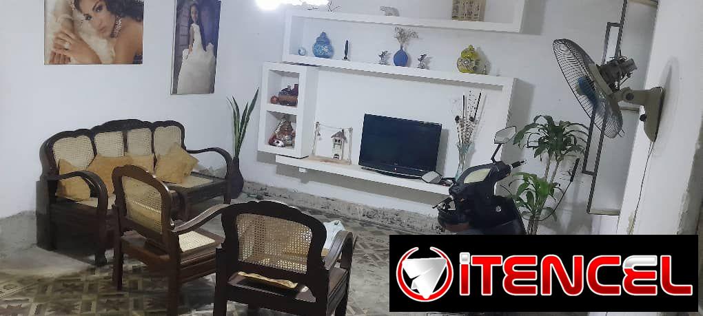 vendo casa puerta calle de 2)4 en placa Intermedia y otro en bajo placa libre gas de la calle