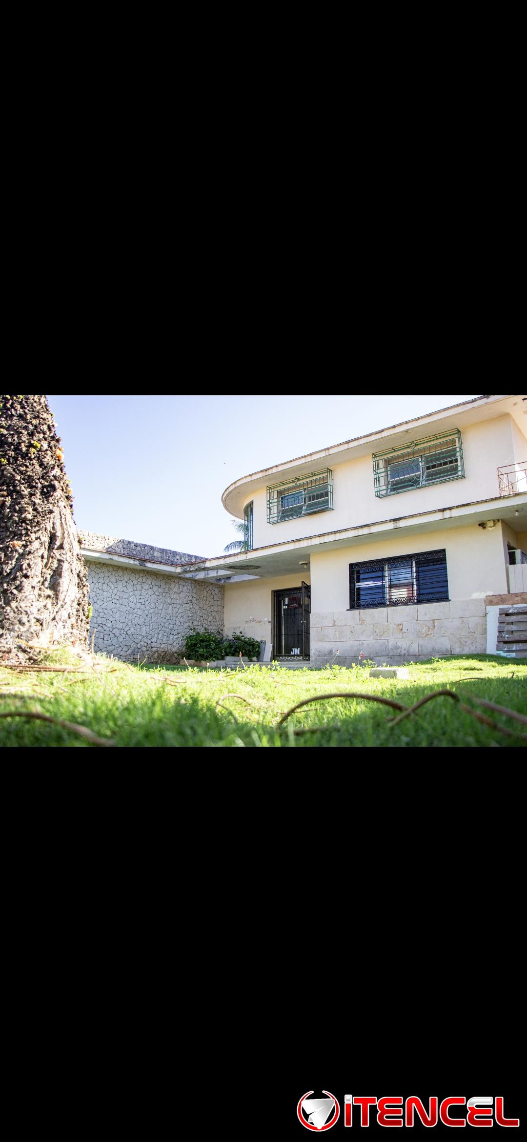 Casa grande en zona residencial de flores