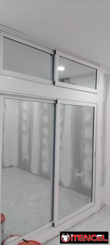 Marketeria de aluminio y cristalería