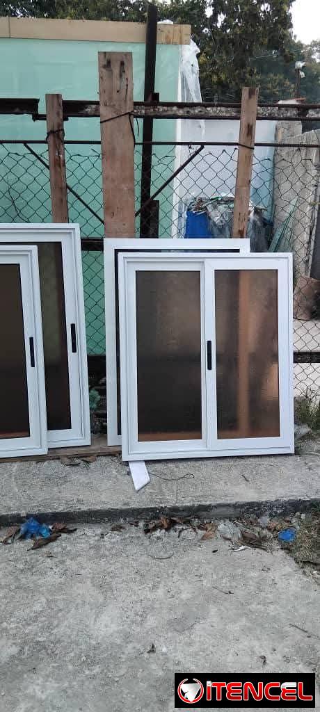 Marketeria de aluminio y cristalería