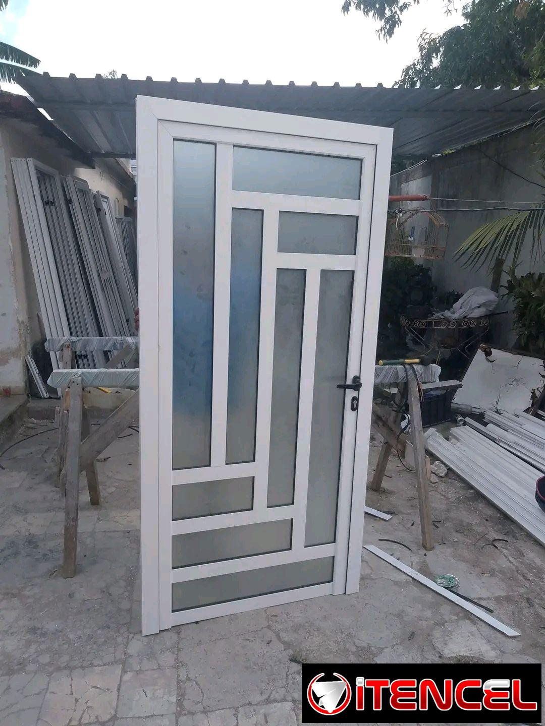 Marketeria de aluminio y cristalería