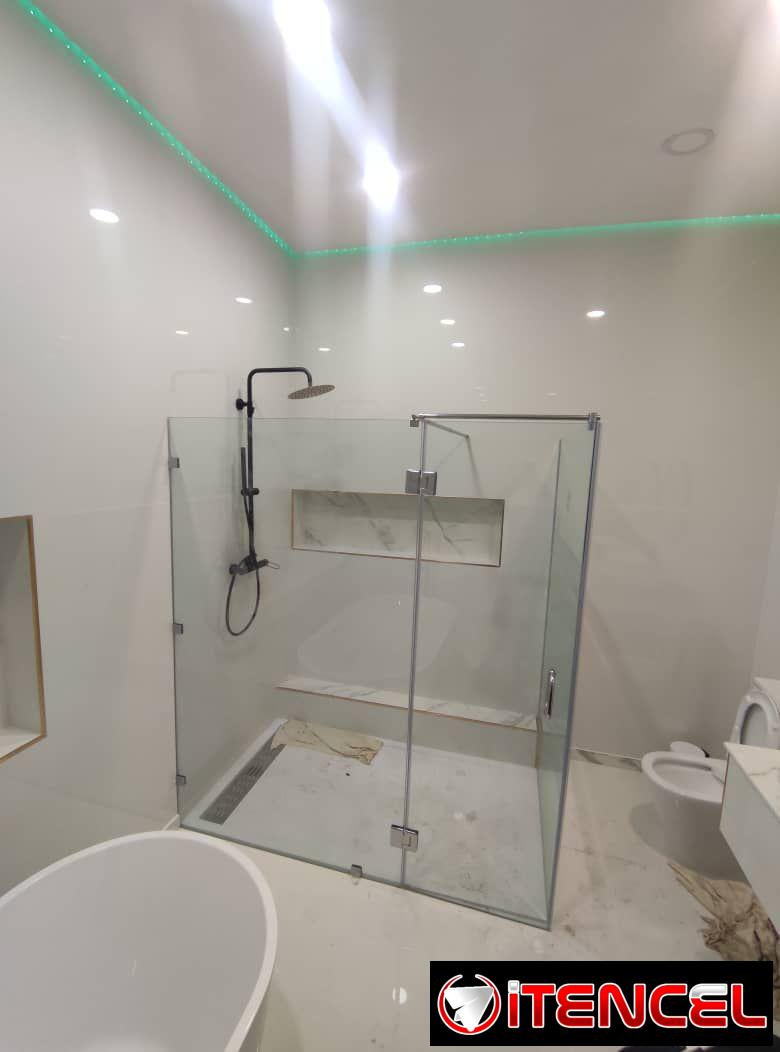 Marketeria de aluminio y cristalería