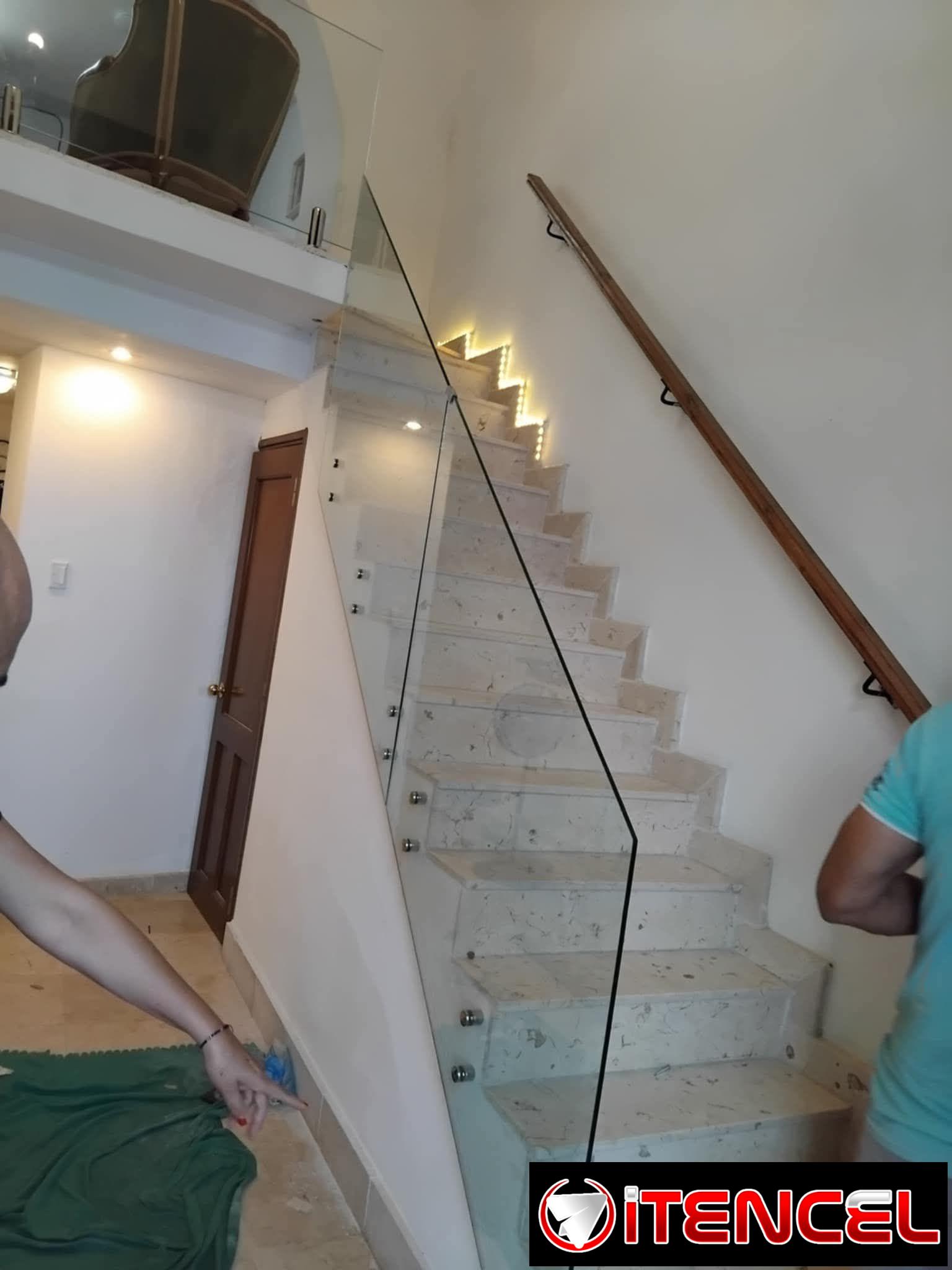 Marketeria de aluminio y cristalería