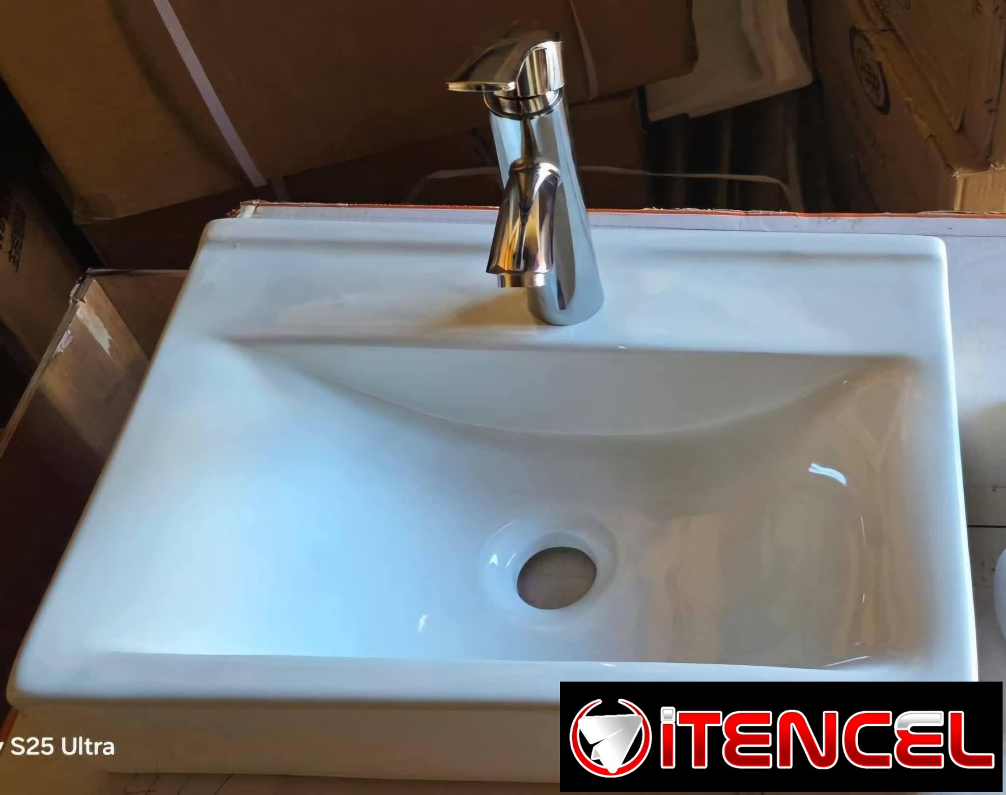 Juegos de baño, duchas de hidromasaje, duchas torres con varias tiros de agua