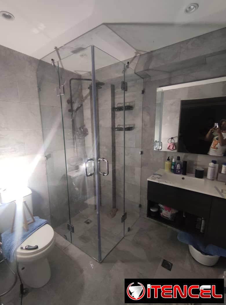 Marketeria de aluminio y cristalería