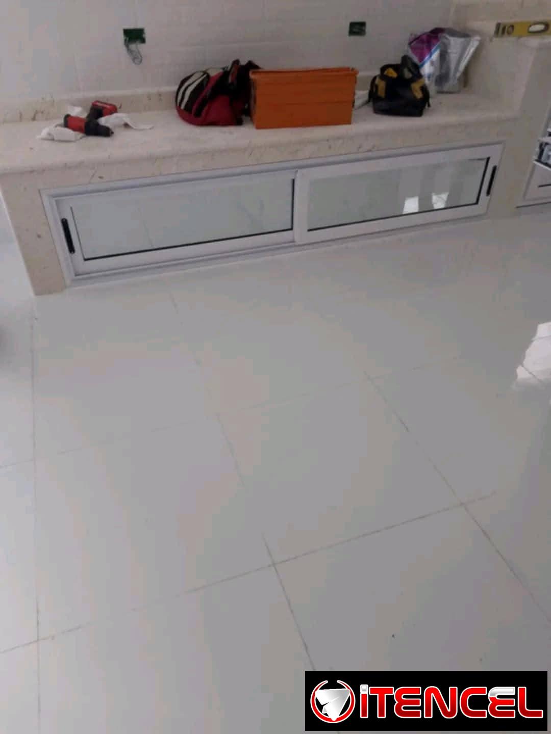 Marketeria de aluminio y cristalería