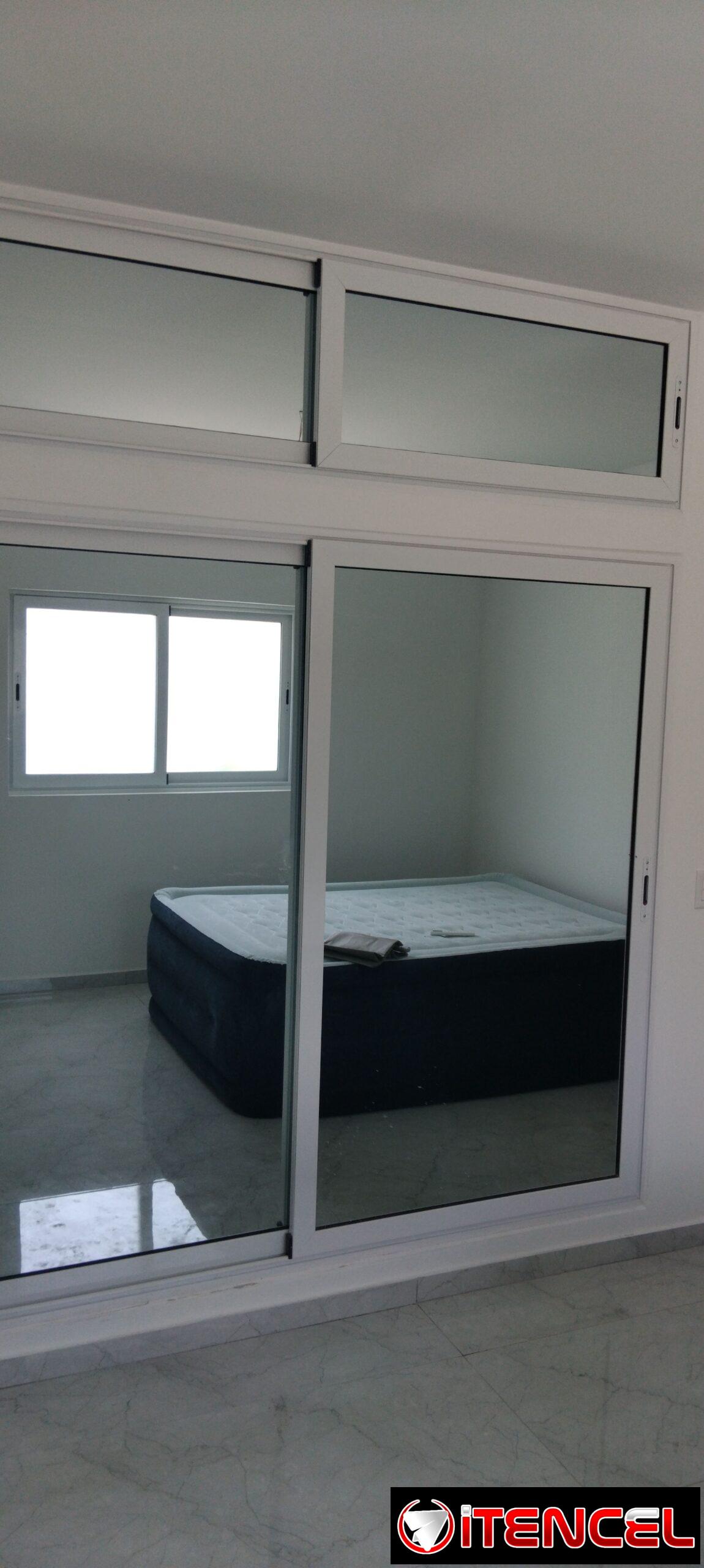 Marketeria de aluminio y cristalería