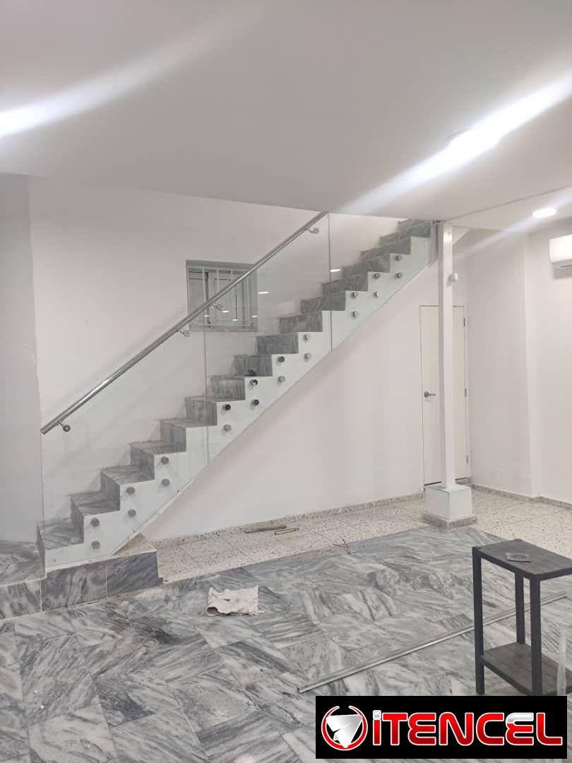 Marketeria de aluminio y cristalería