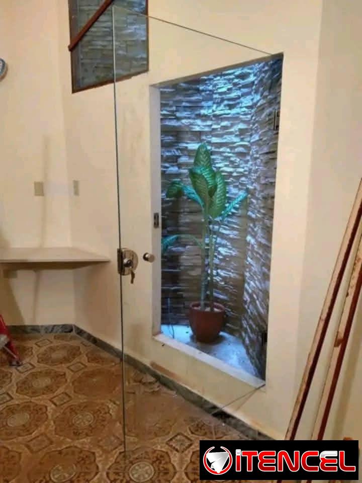 Marketeria de aluminio y cristalería