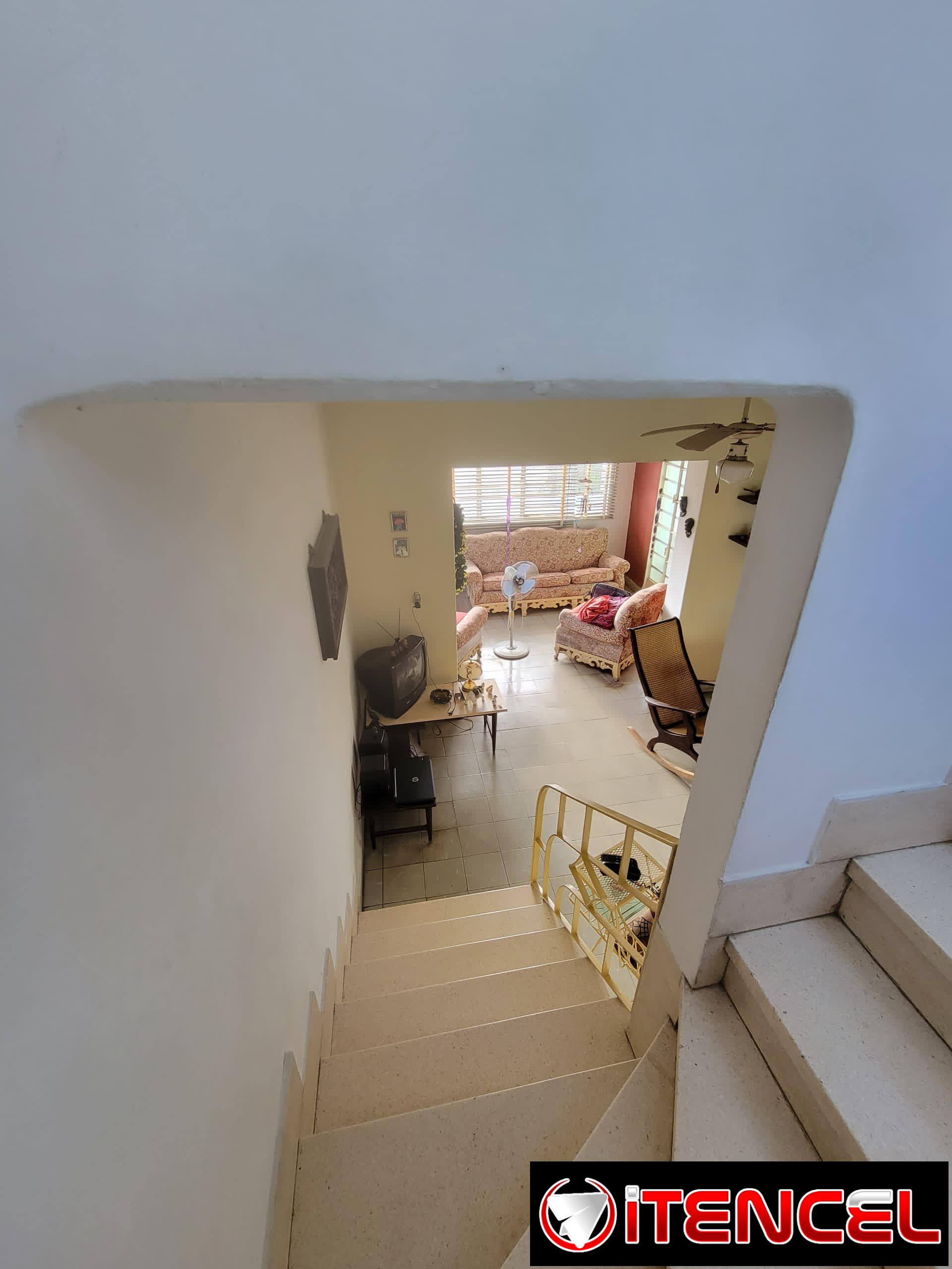 🏡 SE VENDE CASA BIPLANTA EN 10 DE OCTUBRE – 50,000 USD 📍 Ubicada en Juan Delgado y Arangurem, 10 de Octubre. ✨ Primera planta: • A