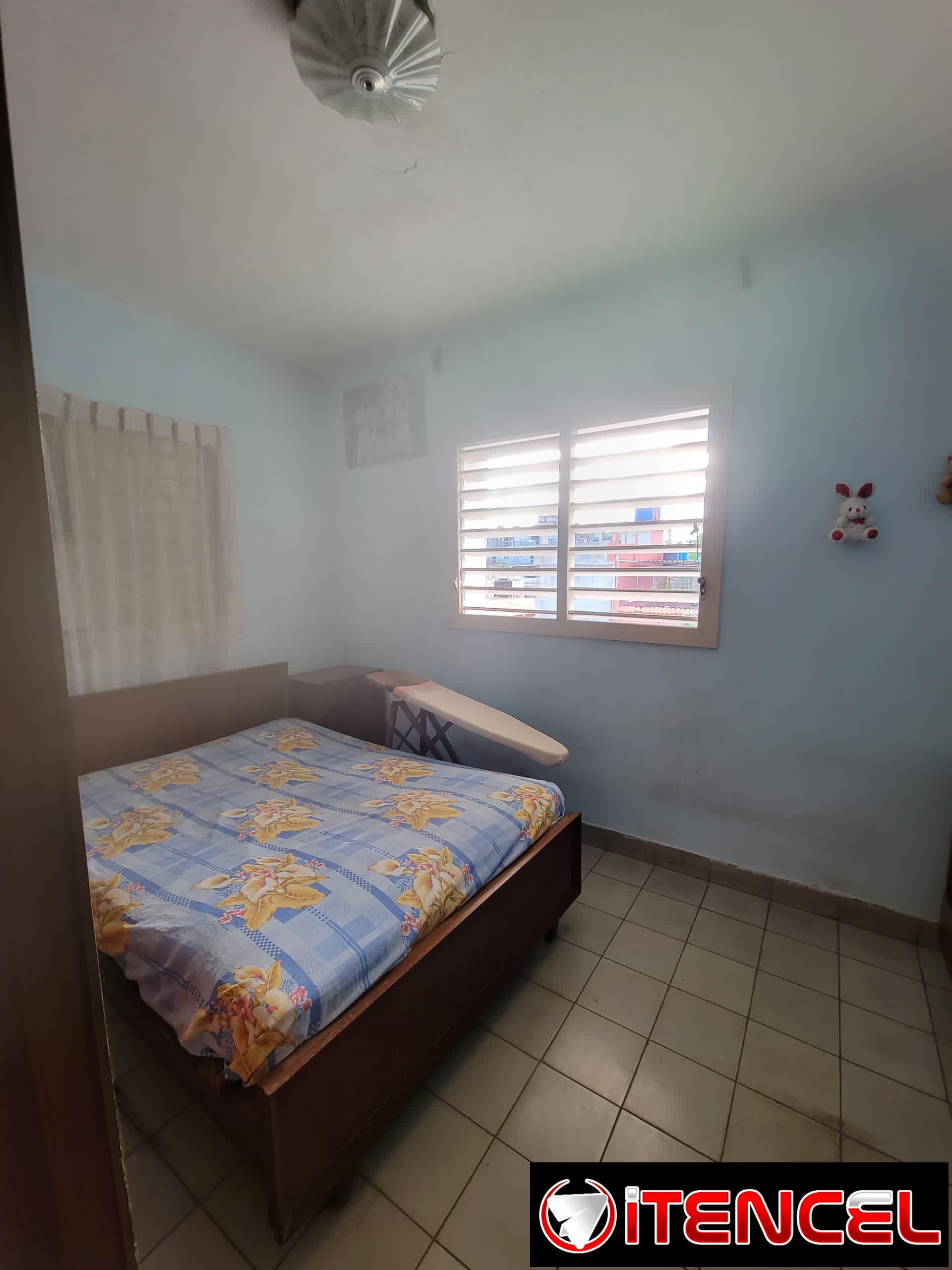 🏡 SE VENDE CASA BIPLANTA EN 10 DE OCTUBRE – 50,000 USD 📍 Ubicada en Juan Delgado y Arangurem, 10 de Octubre. ✨ Primera planta: • A