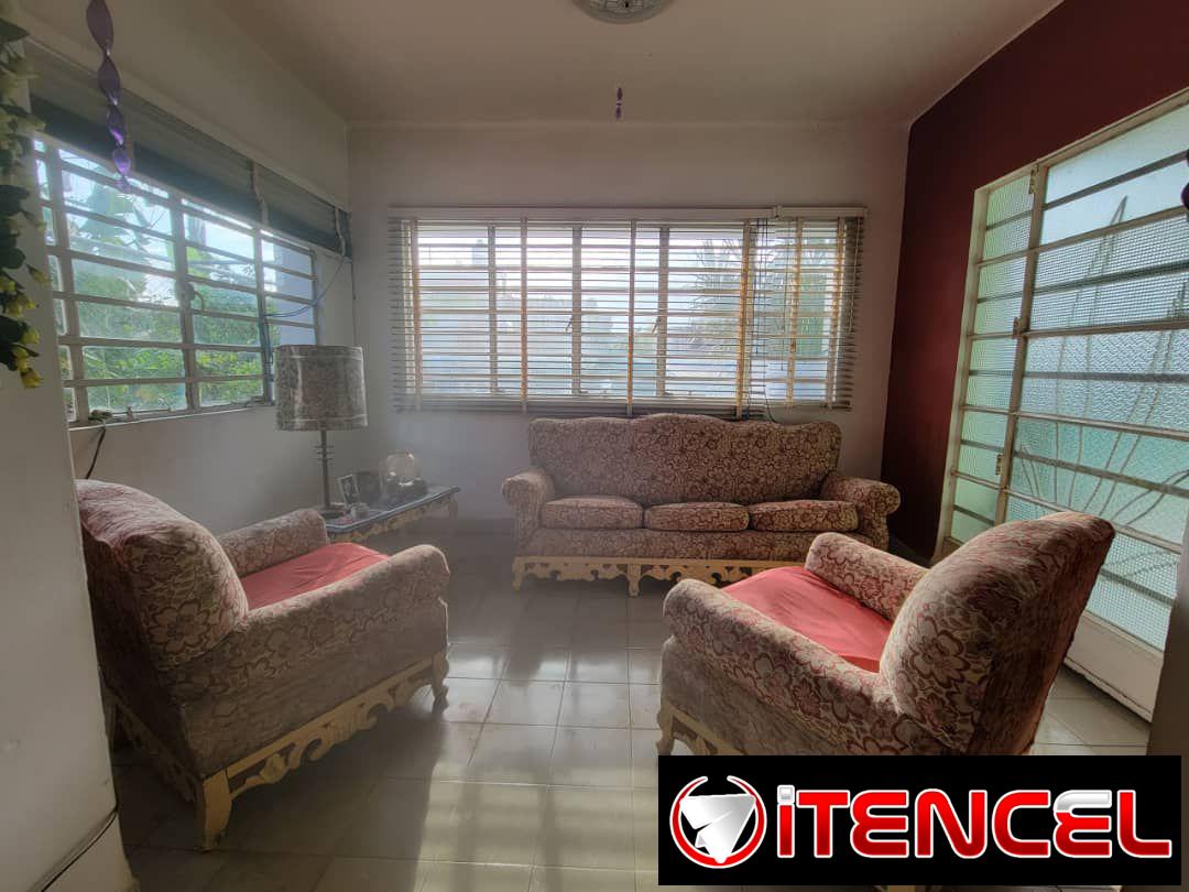 🏡 SE VENDE CASA BIPLANTA EN 10 DE OCTUBRE – 50,000 USD 📍 Ubicada en Juan Delgado y Arangurem, 10 de Octubre. ✨ Primera planta: • A