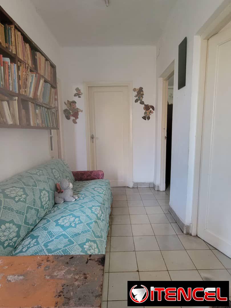 🏡 SE VENDE CASA BIPLANTA EN 10 DE OCTUBRE – 50,000 USD 📍 Ubicada en Juan Delgado y Arangurem, 10 de Octubre. ✨ Primera planta: • A