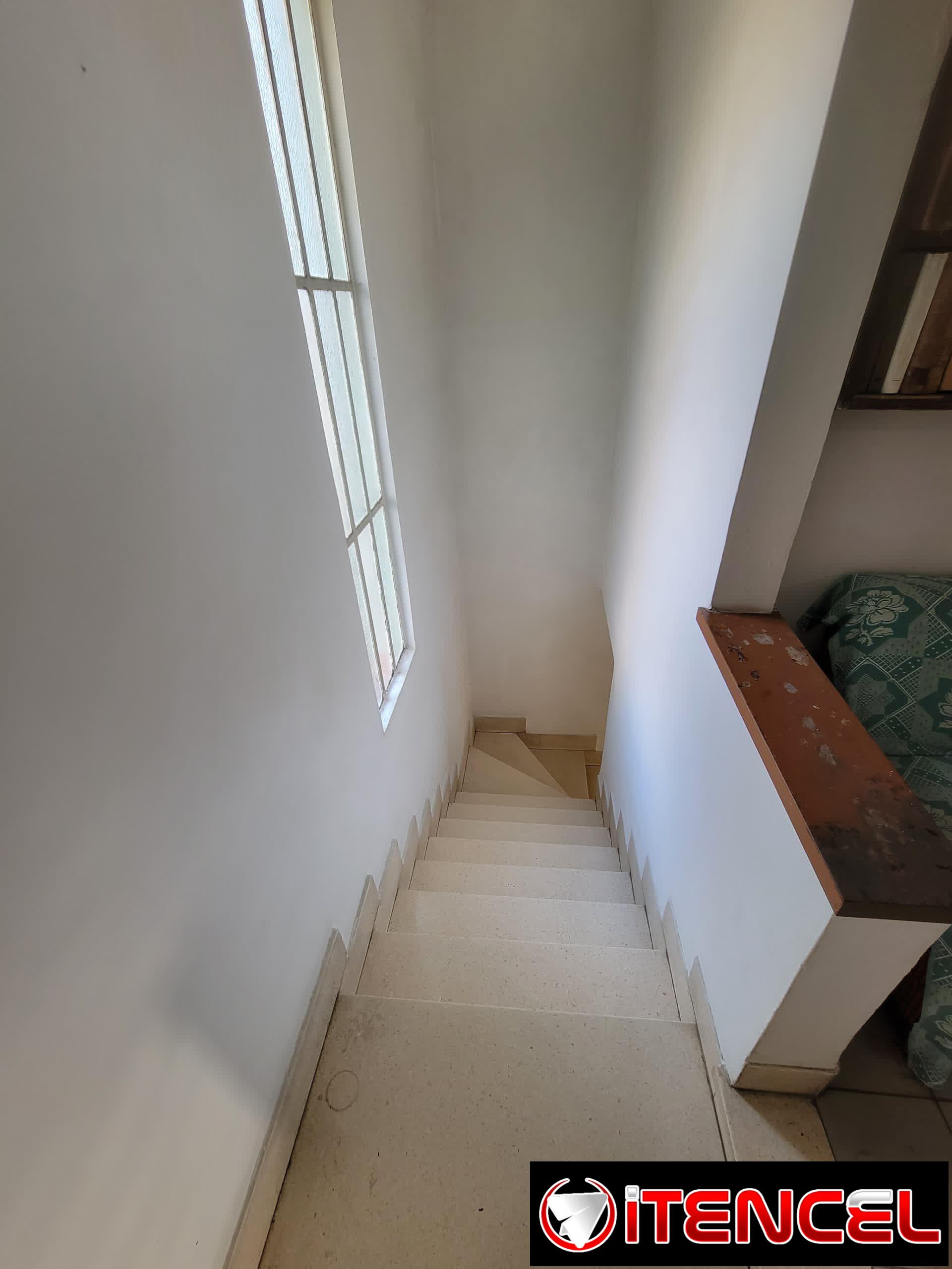 🏡 SE VENDE CASA BIPLANTA EN 10 DE OCTUBRE – 50,000 USD 📍 Ubicada en Juan Delgado y Arangurem, 10 de Octubre. ✨ Primera planta: • A