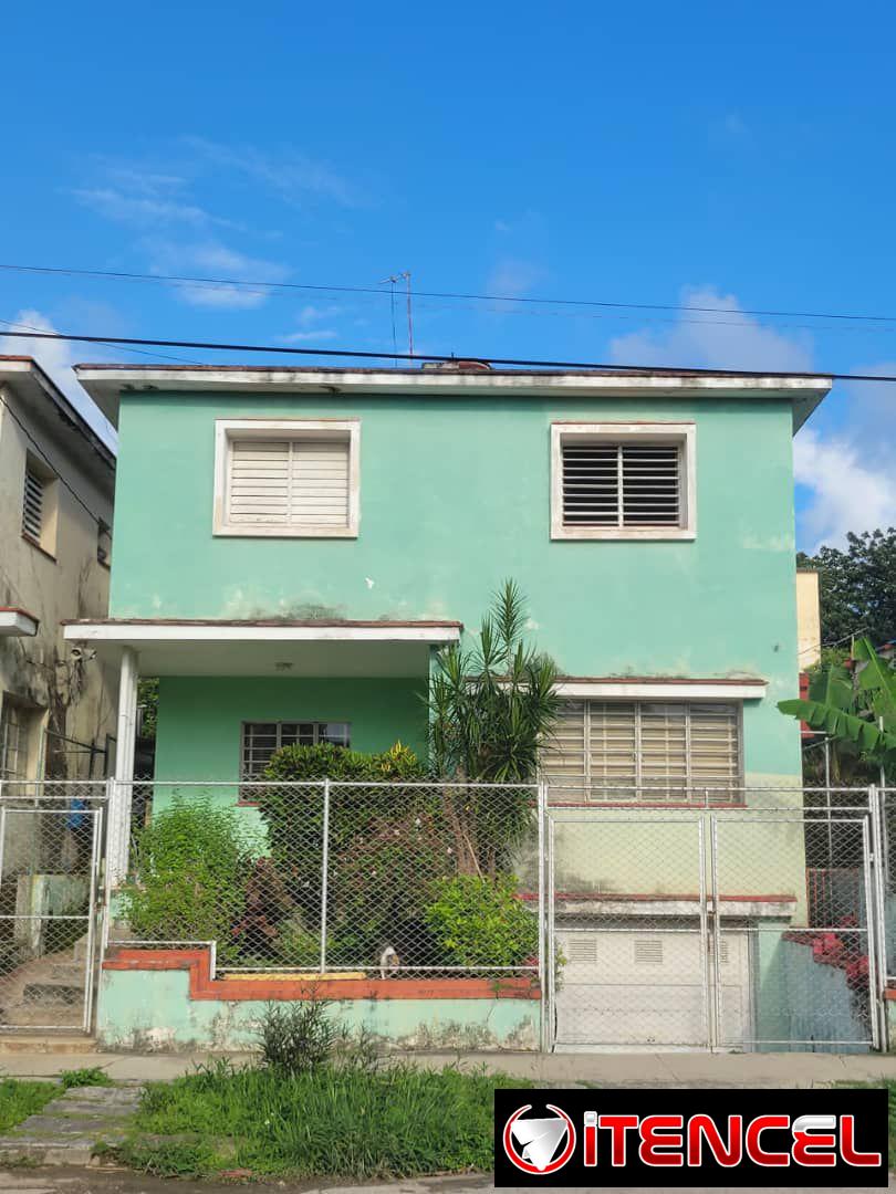 🏡 SE VENDE CASA BIPLANTA EN 10 DE OCTUBRE – 50,000 USD 📍 Ubicada en Juan Delgado y Arangurem, 10 de Octubre. ✨ Primera planta: • A