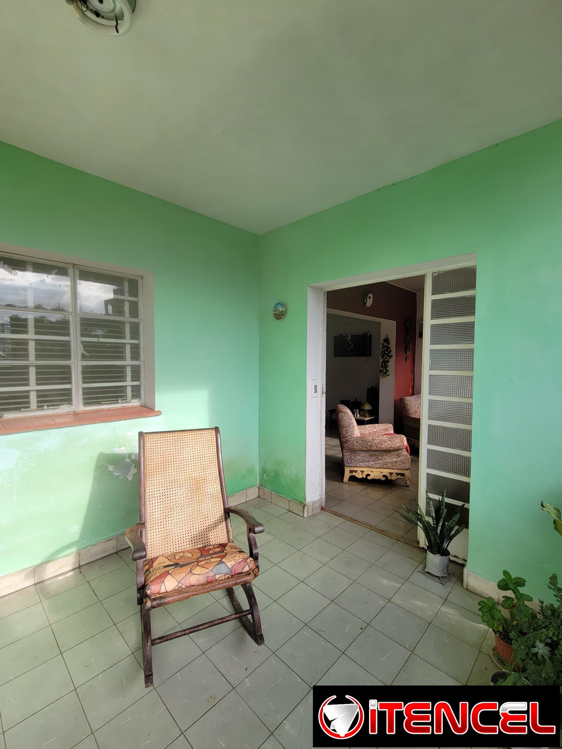 🏡 SE VENDE CASA BIPLANTA EN 10 DE OCTUBRE – 50,000 USD 📍 Ubicada en Juan Delgado y Arangurem, 10 de Octubre. ✨ Primera planta: • A