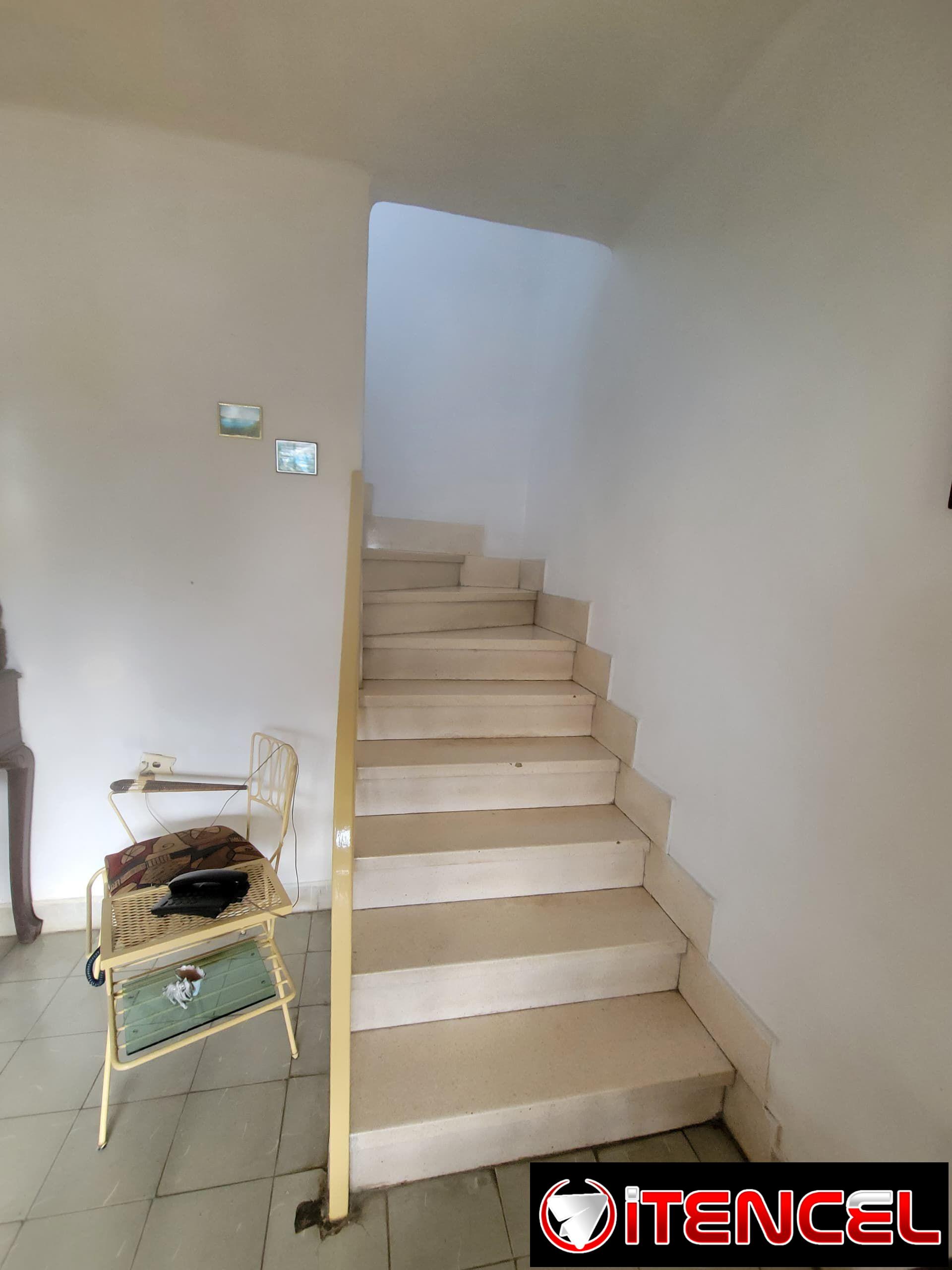 🏡 SE VENDE CASA BIPLANTA EN 10 DE OCTUBRE – 50,000 USD 📍 Ubicada en Juan Delgado y Arangurem, 10 de Octubre. ✨ Primera planta: • A