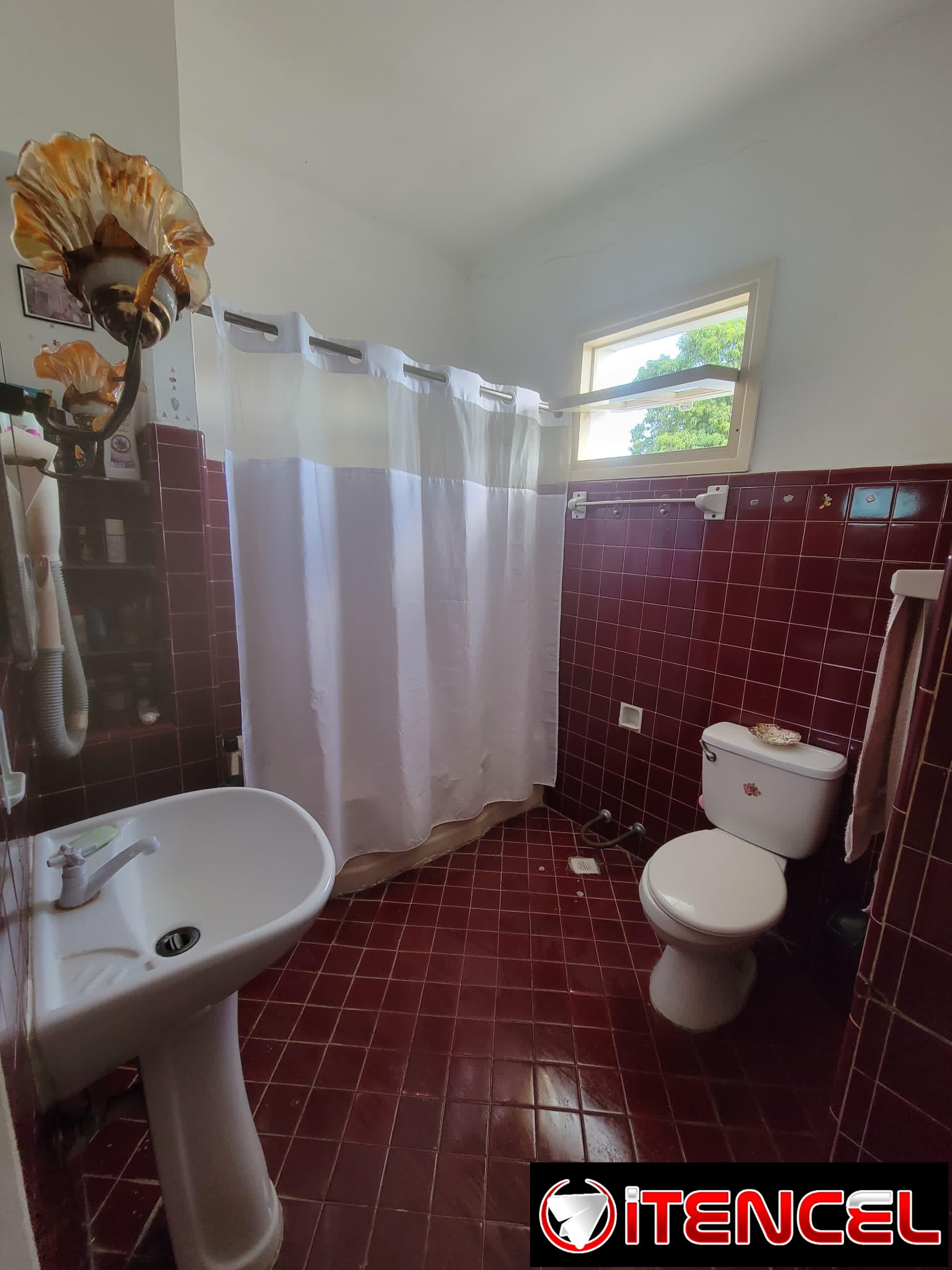 🏡 SE VENDE CASA BIPLANTA EN 10 DE OCTUBRE – 50,000 USD 📍 Ubicada en Juan Delgado y Arangurem, 10 de Octubre. ✨ Primera planta: • A