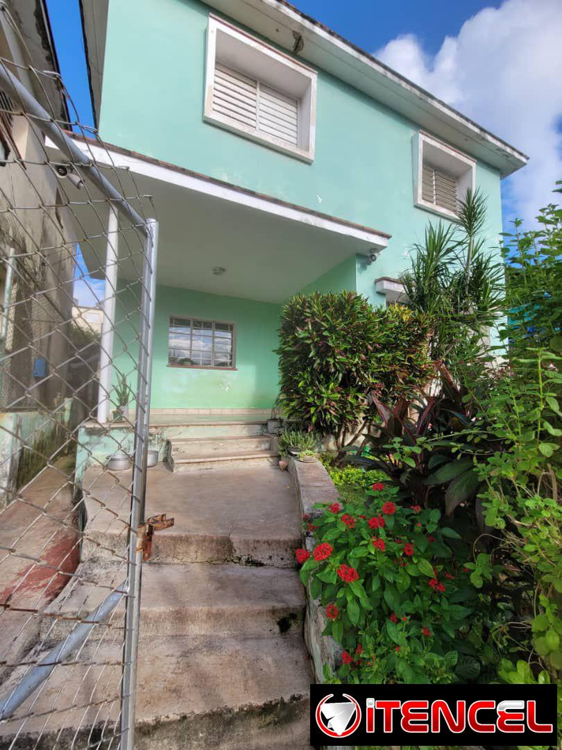 🏡 SE VENDE CASA BIPLANTA EN 10 DE OCTUBRE – 50,000 USD 📍 Ubicada en Juan Delgado y Arangurem, 10 de Octubre. ✨ Primera planta: • A