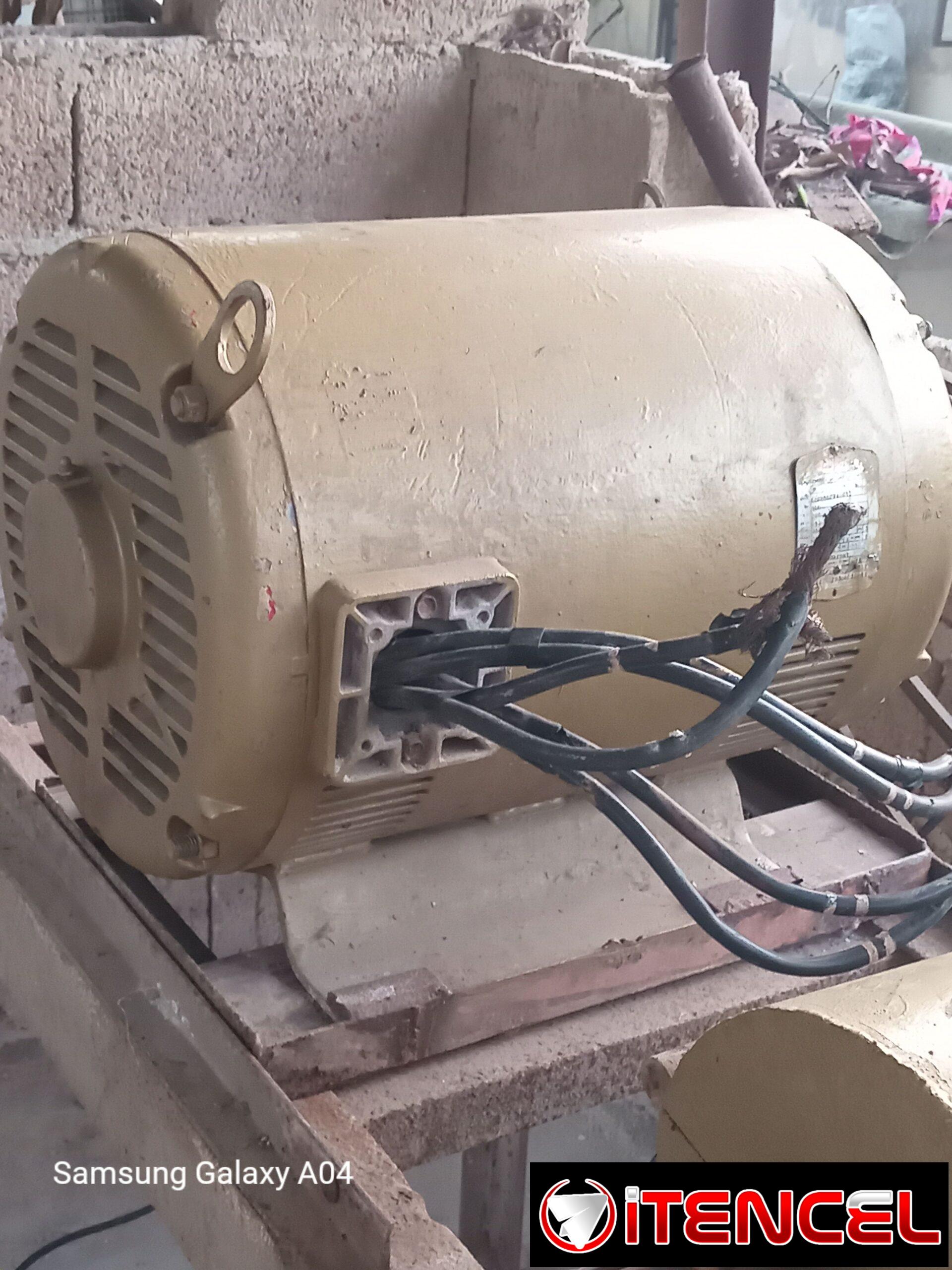 Motor trifasico de 100hp y 3540 rpm; 250 anmps y 200 volts