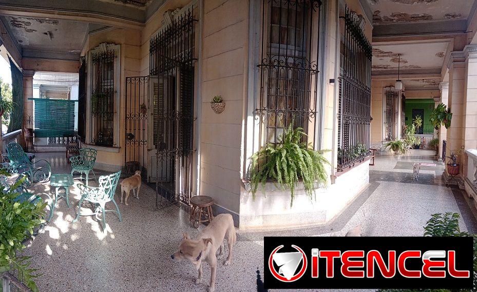 vendo casa totalmente independiente de tres niveles en el vedado en zona de letras con jardin, garaje para 4 autos, portal, 6 habi