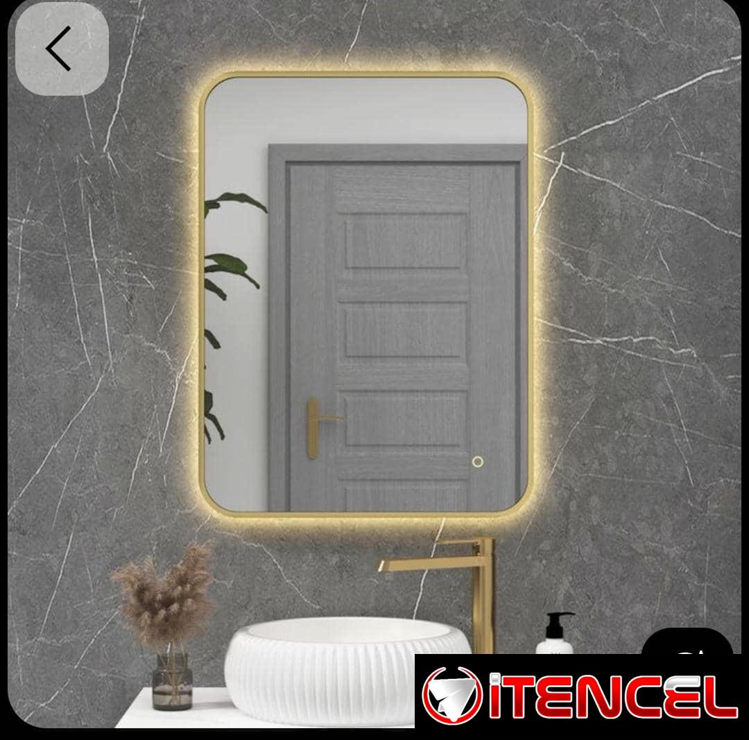 Espejos Táctil con luces Led y bordes dorados. Medidas: 70 x 90 cm
